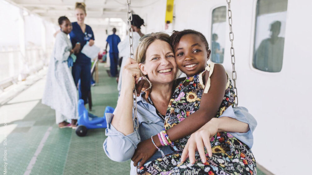 Serien-Star Gunda Ebert mit einer jungen Patientin auf der „Africa Mercy“