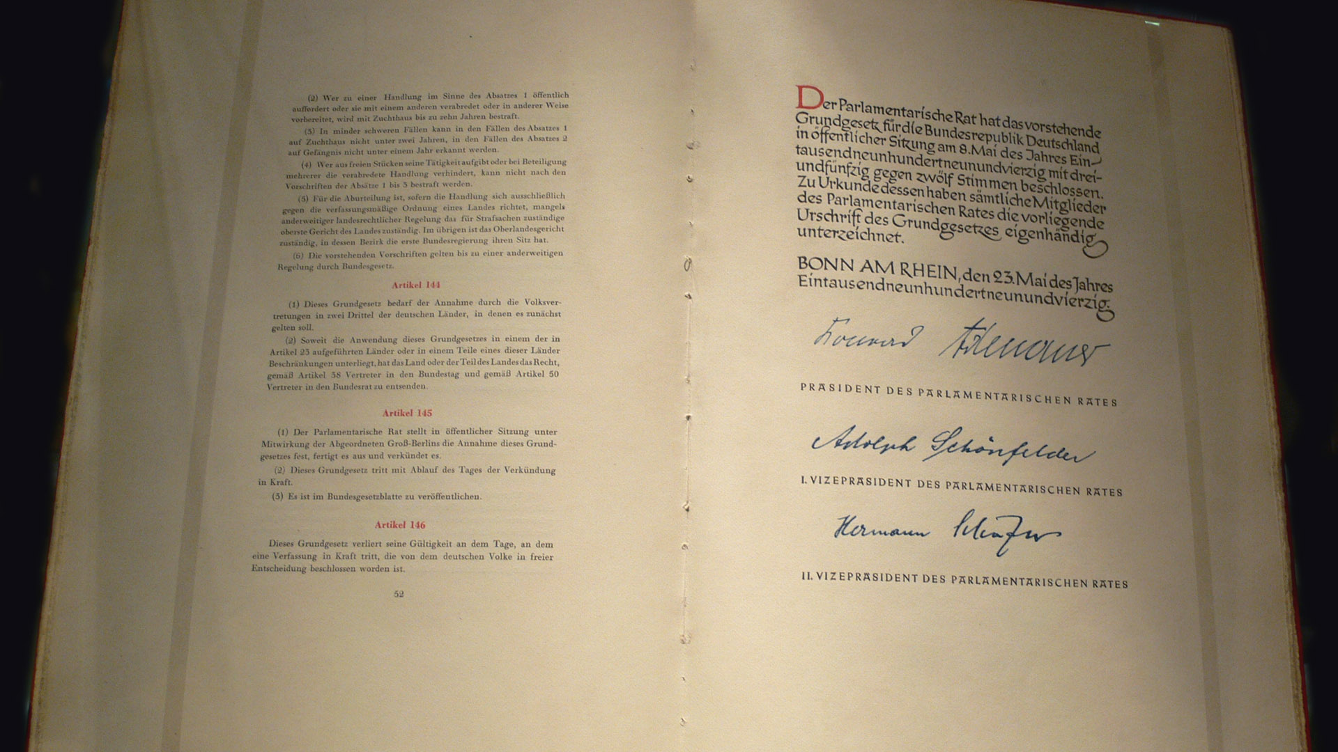 Das Grundgesetz mit den Unterschriften von Konrad Adenauer, dem Präsidenten des Parlamentarischen Rates, und seinen Stellvertretern Adolph Schönfelder (SPD) und Hermann Schäfer (FDP)