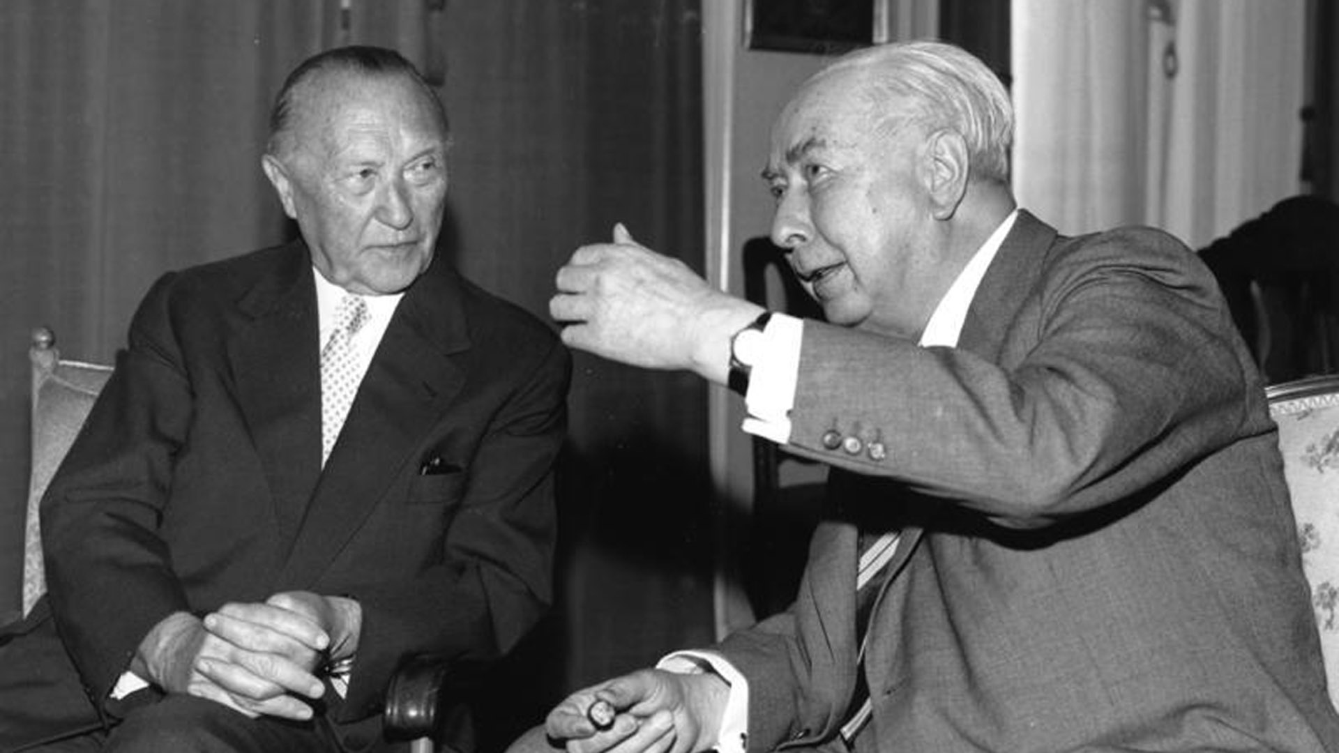 Konrad Adenauer (li., CDU) und Theodor Heuss (FDP), hier auf einem Bild von 1959, haben am Grundgesetz mitgearbeitet. Der eine wurde danach Bundeskanzler, der andere Bundespräsident.