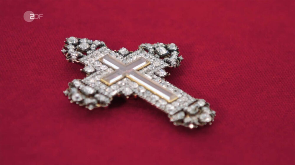 In der ZDF-Sendung „Bares für Rares XXL“ am Mittwochabend wechselte ein 300 Jahre altes Reliquienkreuz für den Rekordwert von 42.000 Euro seinen Besitzer.