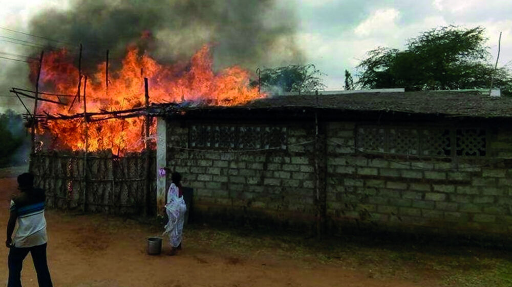 Im März 2018 brennen Hindu-Extremisten eine Kirche in Sengipatti im südindischen Bundesstaat Tamil Nadu nieder (Archivbild)