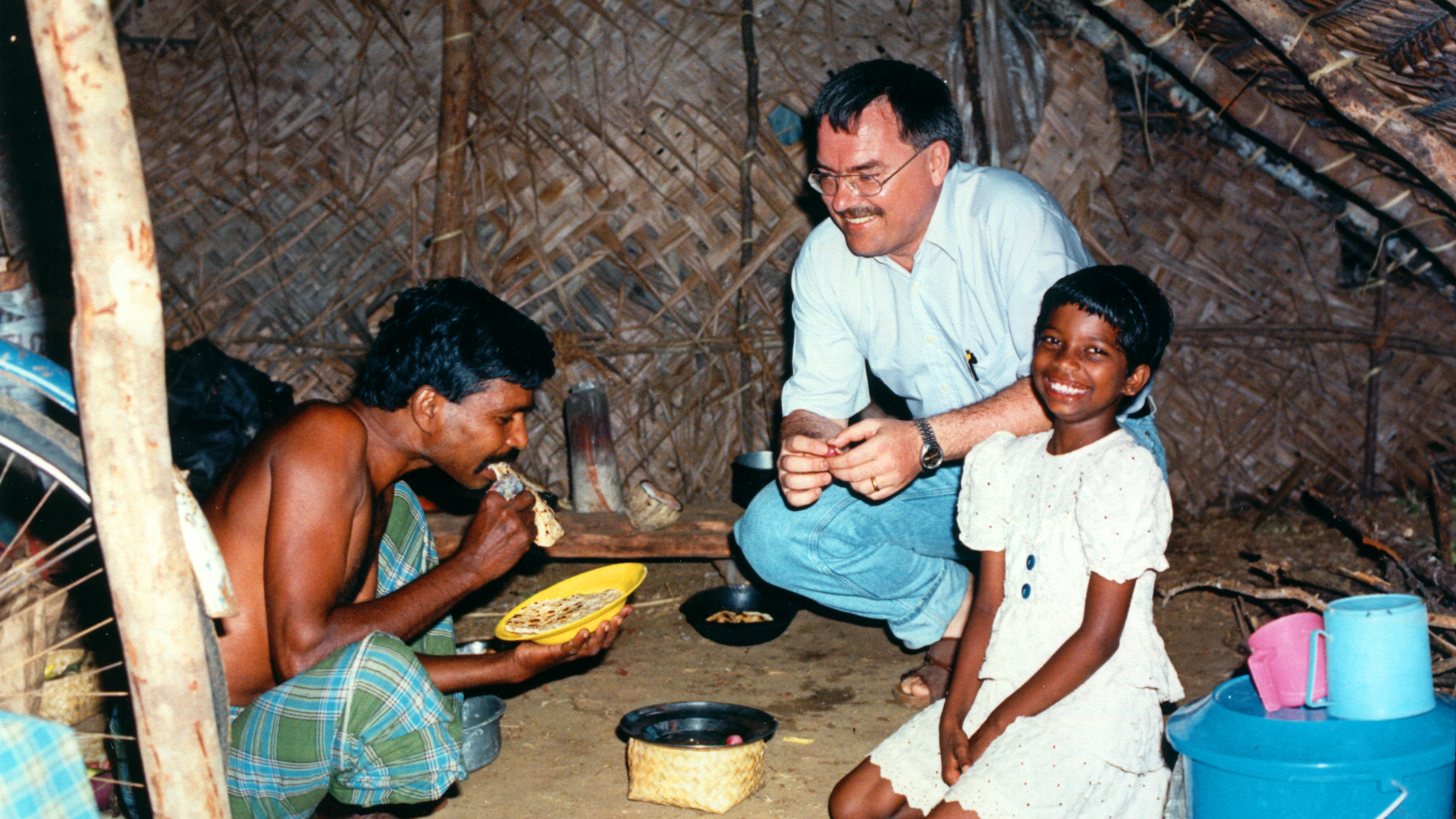 Groß in Sri Lanka, in einer Flüchtlingshütte 1995