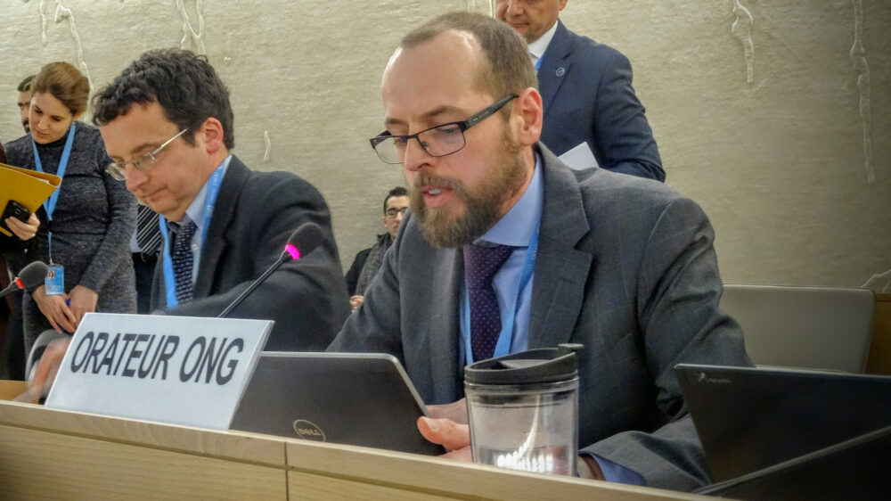 Arie de Pater hier bei einer Rede vor den UN in Genf