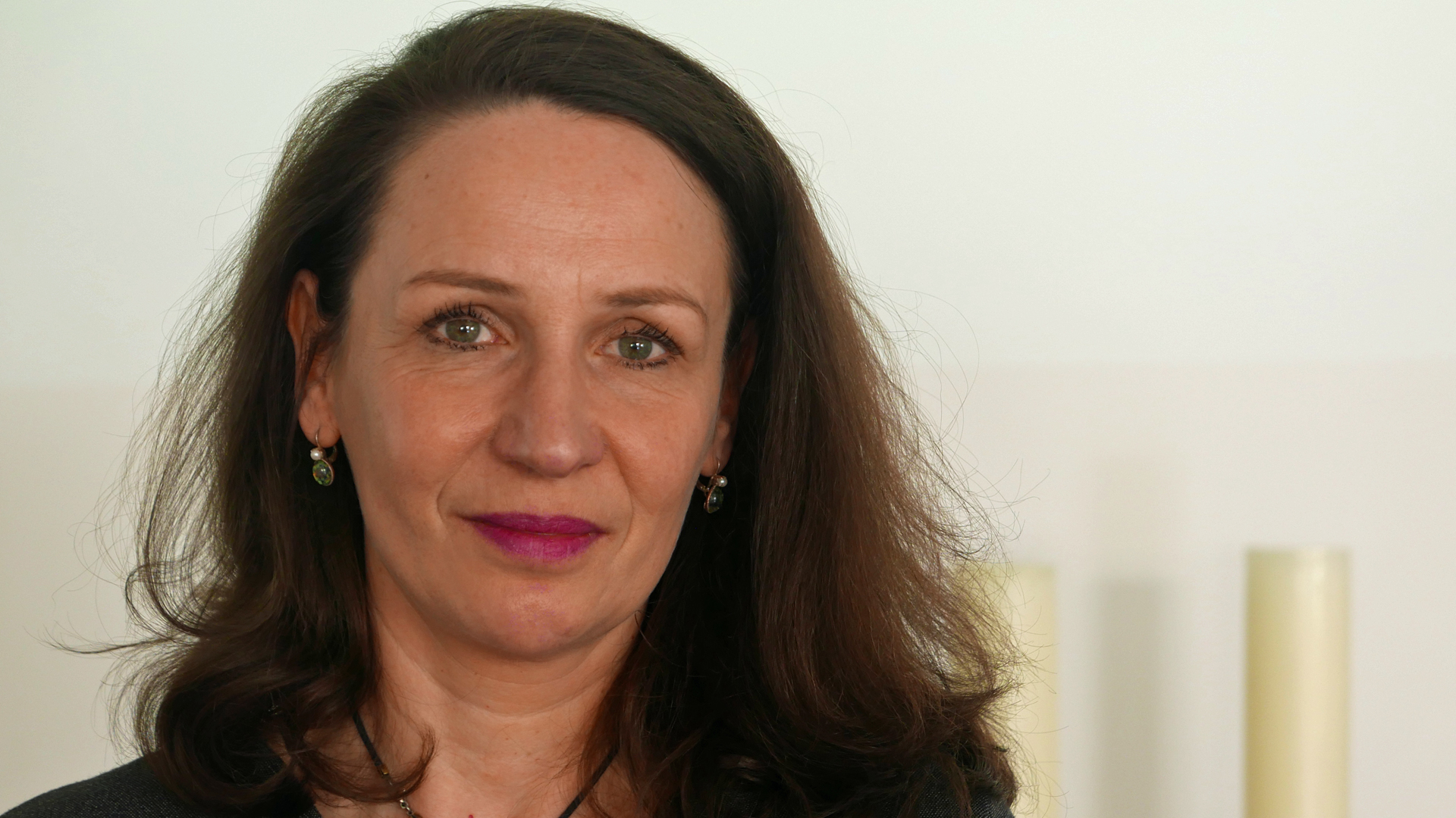 Claudia Becker arbeitet als Redakteurin für die Tageszeitung Die Welt. Die promovierte Historikerin ist verheiratet und Mutter von drei Kindern.