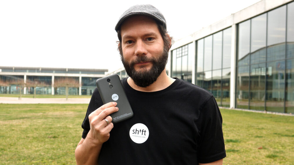 Der Hesse Carsten Waldeck hat mit seinem Bruder und Vater die Firma „Shift“ gegründet. Das Unternehmen baut sogenannte modulare Smartphones, bei denen der Nutzer Bauteile selbst austauschen kann.