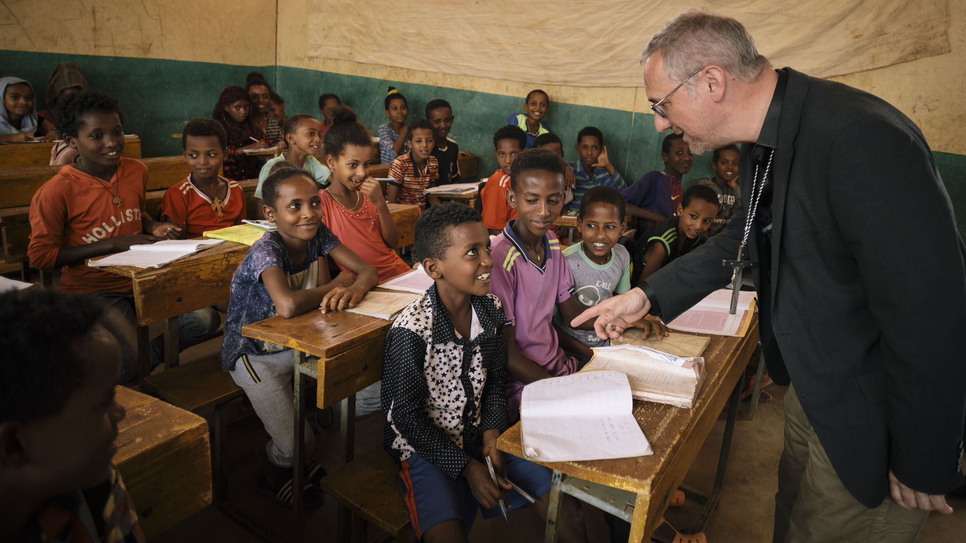 Ende Mai besuchte Erzbischof Stefan Heße Äthiopien. Nicht nur zum Weltflüchtlingstag sei es wichtig, sich ins Gedächtnis zu rufen, worum es gehe: „(Es gehe) nicht um abstrakte Zahlen, sondern um Menschen mit konkreten Bedürfnissen“.