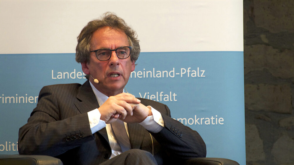 Fritz Frey ist Moderator des ARD-Politmagazins Report Mainz und Chefredakteur Fernsehen des SWR
