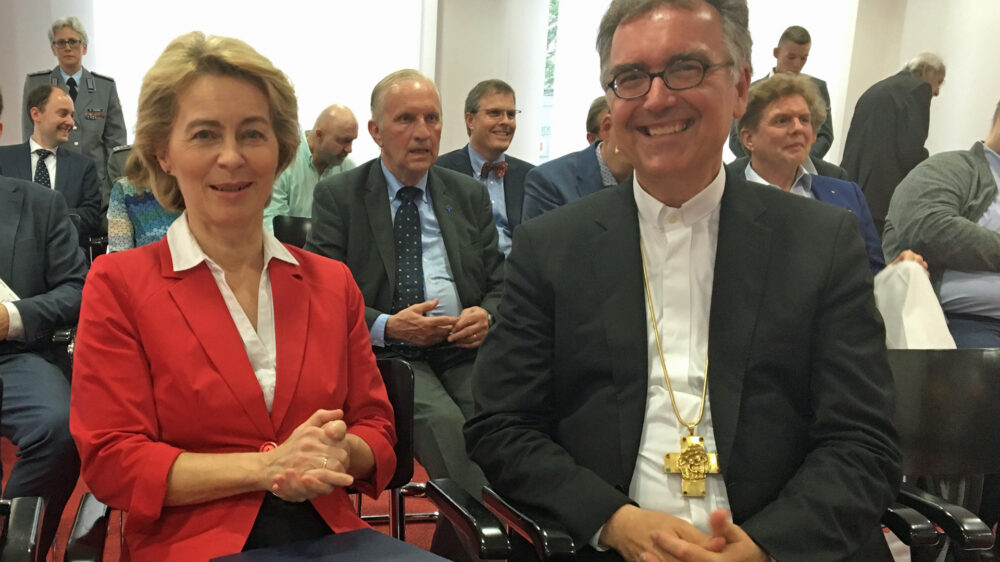 Verteidigungsministerin Ursula von der Leyen und EKD-Militärbischof Sigurd Rink bei der Buchvorstellung in Berlin