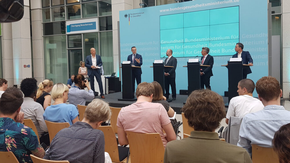 Bundesgesundheitsminister Jens Spahn (2.v.l.) stellt die Ergebnisse der Gutachten zu Konversionstherapien am Montag in Berlin vor