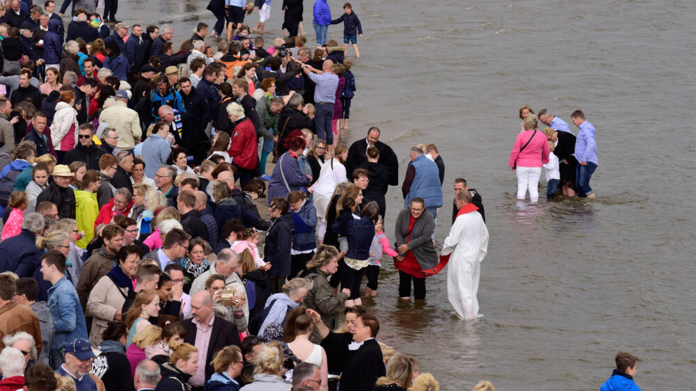 Am Pfingstsamstag ließen sich in Hamburg beim größten Tauffest Deutschlands 500 Menschen in und an der Elbe taufen