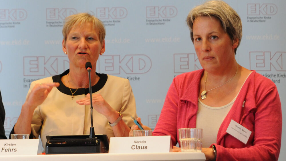 Die Sprecherin des Beauftragtenrates der EKD, Bischöfin Kirsten Fehrs (links), und Kerstin Claus (Betroffenenrat des Unabhängigen Beauftragten für Fragen des sexuellen Kindesmissbrauchs) berichten über den Stand der Maßnahmen zum Schutz vor sexualisierter Gewalt in der evangelischen Kirche