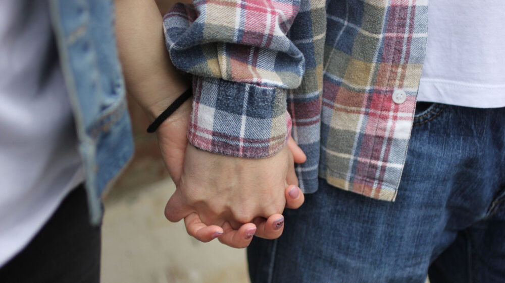 Ein Liebespaar hält Händchen (Symbolbild)