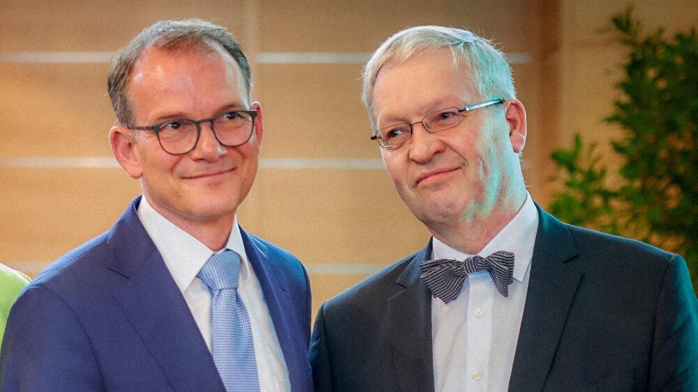 Der neue DEA-Generalsekretär Reinhardt Schink (links) mit seinem Vorgänger Hartmut Steeb