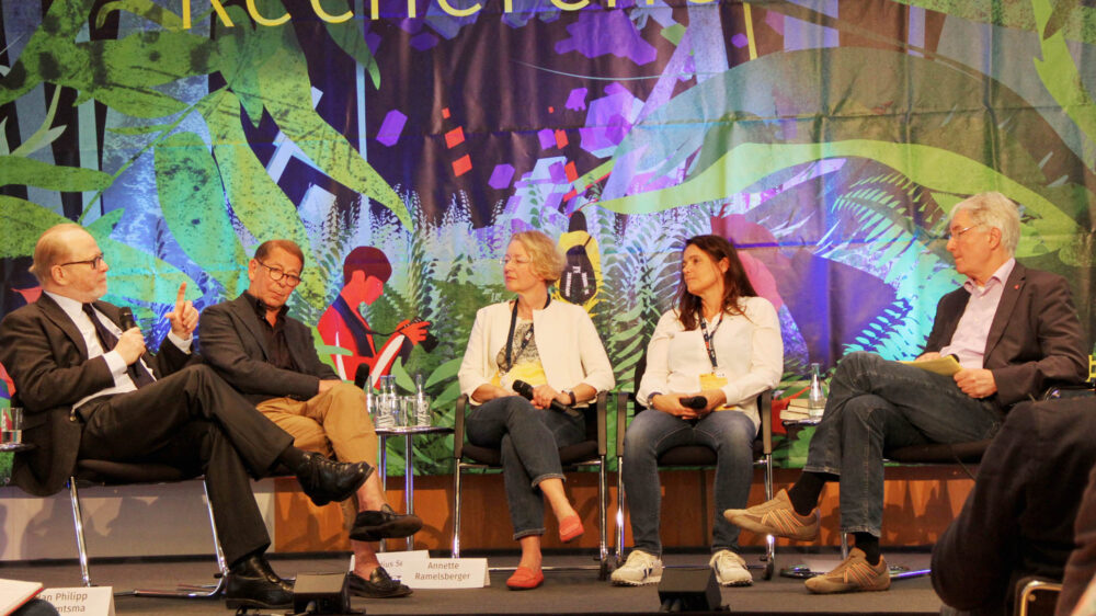 Jan Philipp Reemtsma diskutierte bei der Jahreskonferenz des Netzwerks Recherche mit Claudius Seidl von der Frankfurter Allgemeinen Sonntagszeitung, Annette Ramelsberger von der Süddeutschen Zeitung und der stellvertretenden taz-Chefredakteurin Barbara Junge, moderiert von Medienforscher Volker Lilienthal