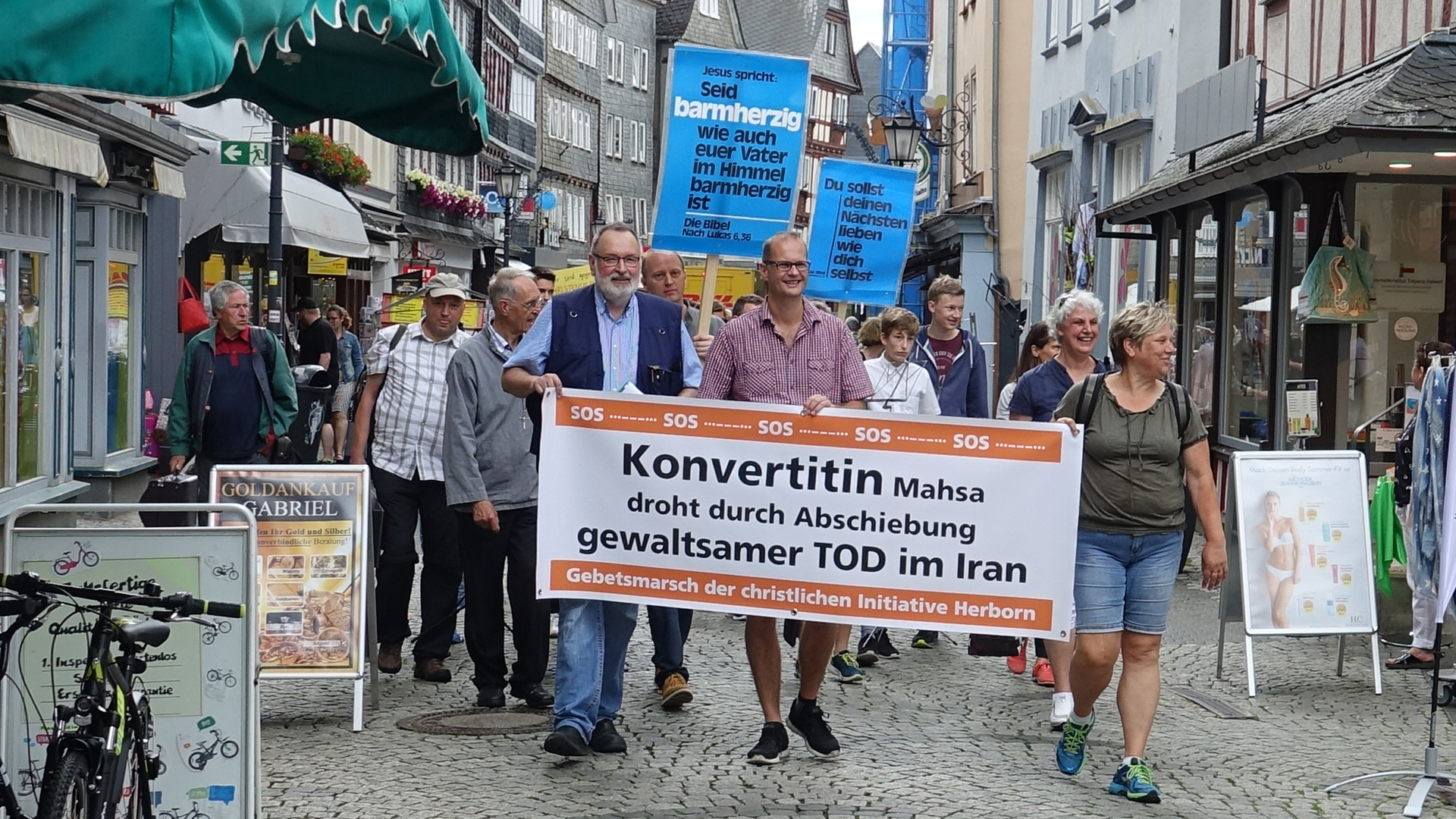 Christen demonstrieren in Herborn gegen die Abschiebung der Konvertitin Mahsa