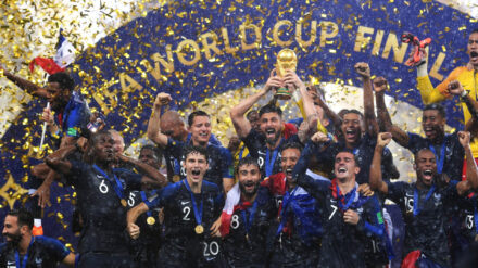 Olivier Giroud (hier mit WM-Pokal) hat neben den sportlichen Erfolgen auch die Schwachen im Blick. Er setzt sich gegen Christenverfolgung ein.