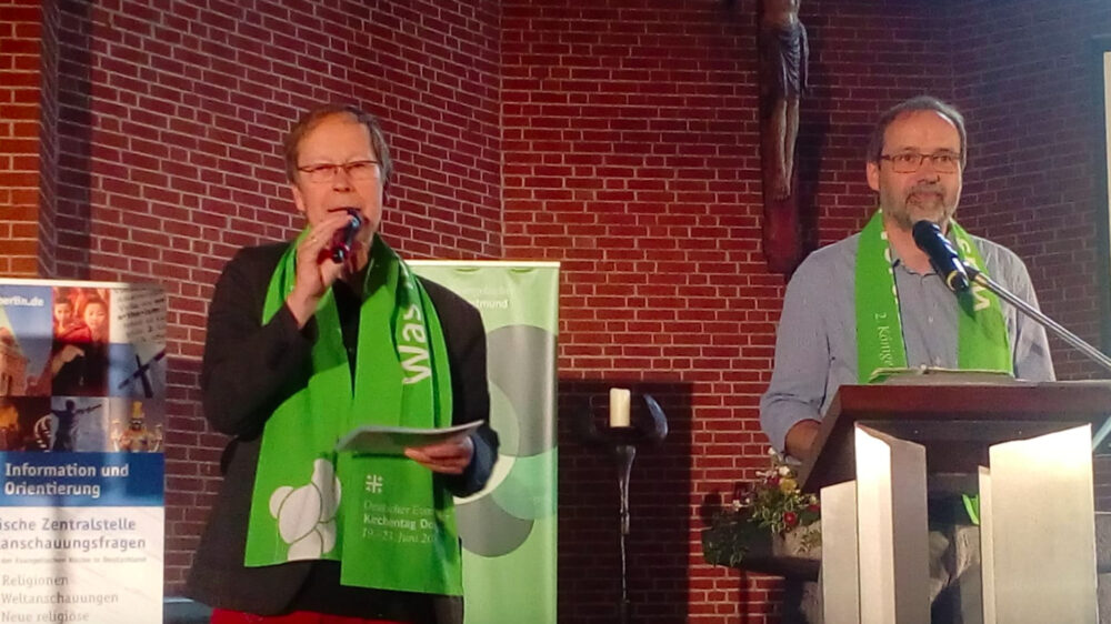 Andreas Hahn (l.) und Harald Lamprecht auf dem Deutschen Evangelischen Kirchentag über Verschwörungstheorien