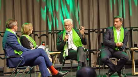 V.l.: Professor Andreas Rödder, die Journalistin Elisabeth von Thadden, der baden-württembergische Ministerpräsident Winfried Kretschmann und der bayerische Ministerpräsident Markus Söder diskutieren über Konservatismus auf dem Evangelischen Kirchentag in Dortmund