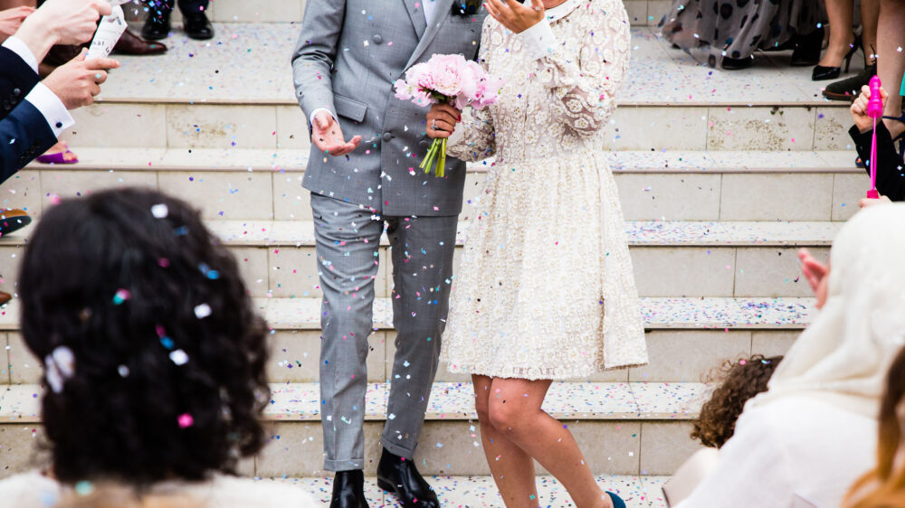 Ein Paar feiert seine Hochzeit: Online Ordinierte sollen künftig in Tennessee keine Trauungen mehr durchführen (Symbolbild)