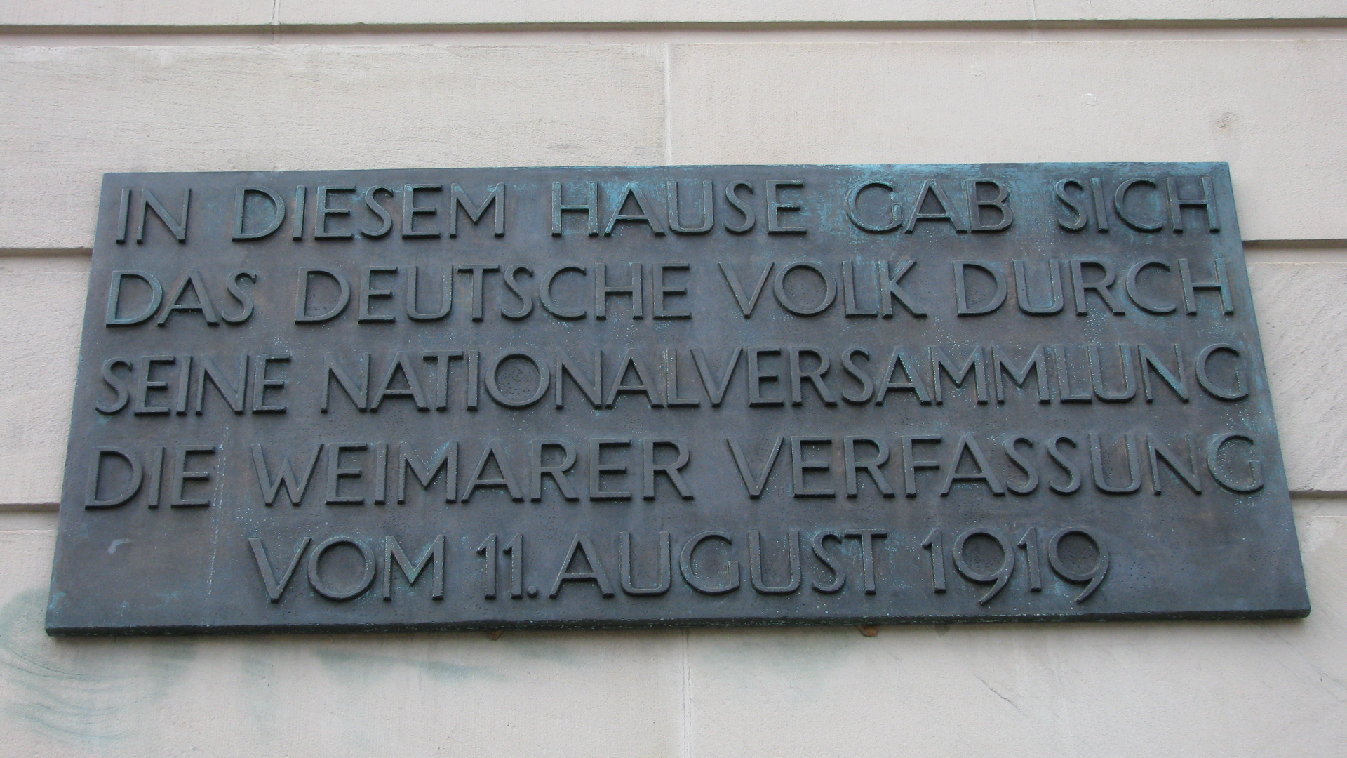 Die Gedenktafel zur Weimarer Nationalversammlung am Großen Haus des Deutschen Nationaltheaters in Weimar erinnert an die Ereignisse vor 100 Jahren