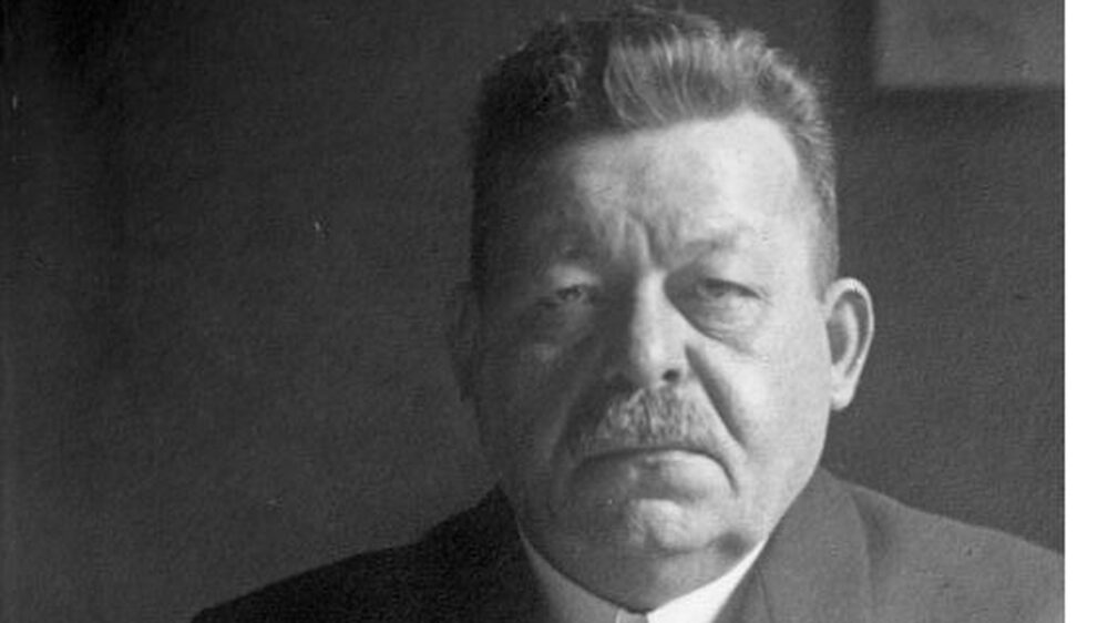 Friedrich Ebert war seit 1913 Vorsitzender der Sozialdemokratischen Partei Deutschlands und amtierte von 1919 bis zu seinem Tode als erster Reichspräsident der Weimarer Republik. Er unterzeichnete die Verfassung am 11. August 1919.
