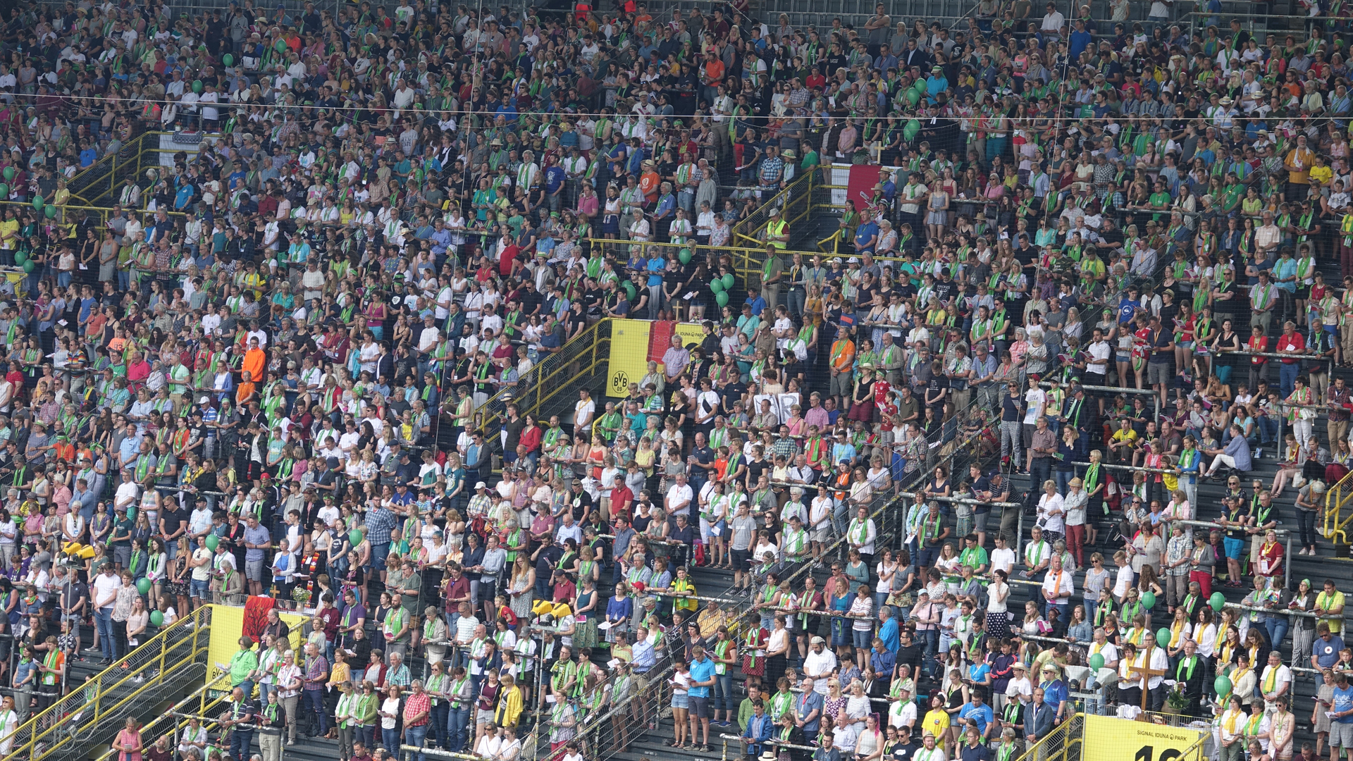 32.000 Teilnehmer lauschen dem Abschlussgottesdienst im Signal-Iduna-Park