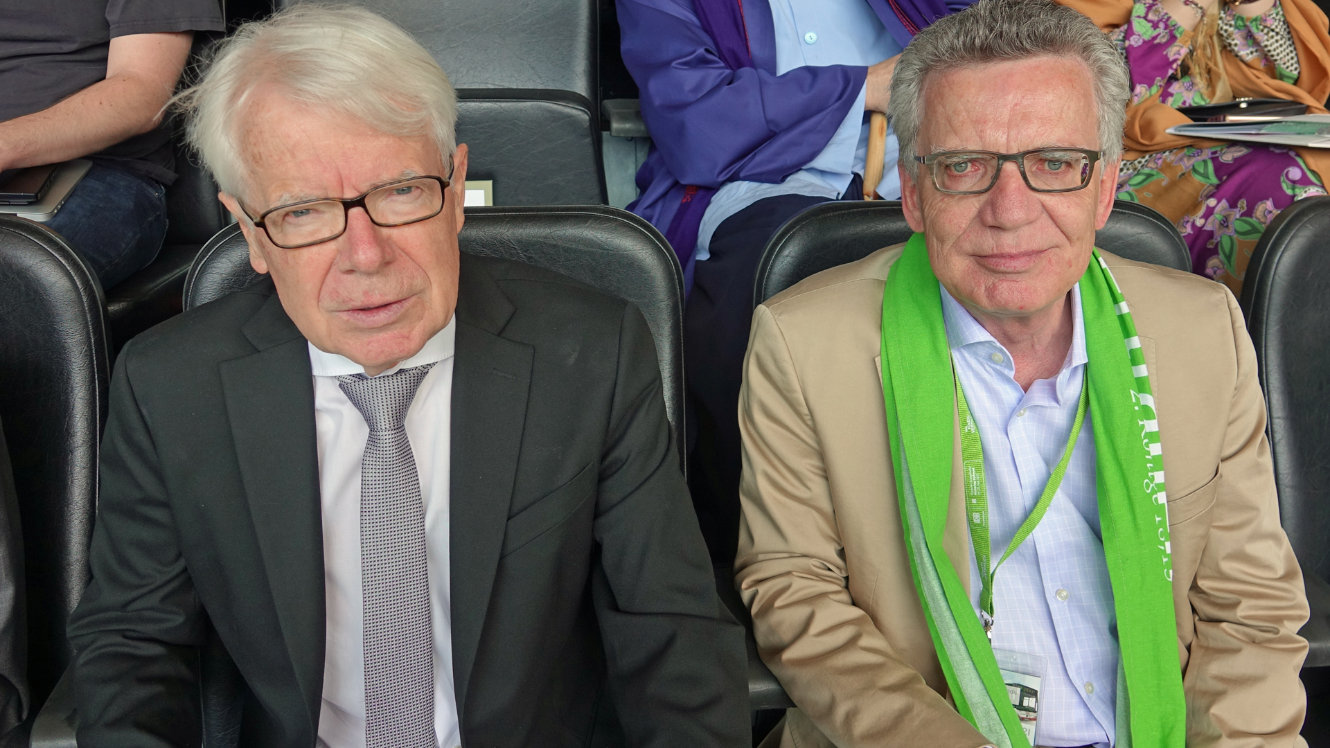 Der Präsident von Borussia Dortmund, Reinhard Rauball (l.), und der CDU-Politiker und ehemalige Innenminister Thomas de Maizière beim Abschlussgottesdienst am Sonntag