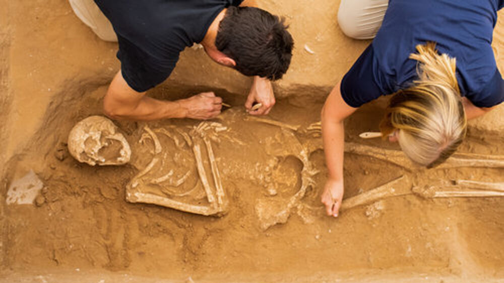 Die Wissenschaftler Adam Aja and Samantha Suppes graben ein Skelett aus dem 10. bis 8. Jahrhundert vor Christus aus
