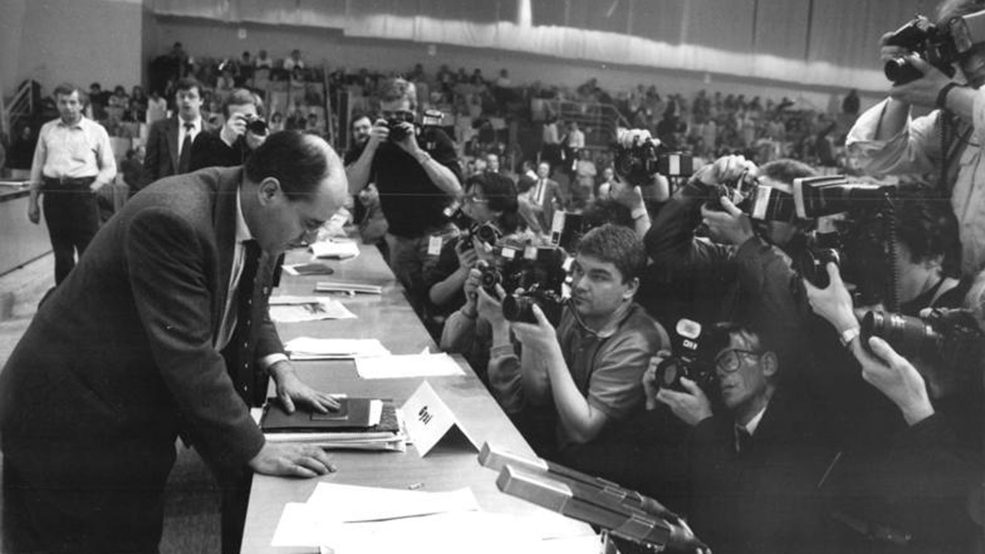 Gregor Gysi, der letzte Vorsitzende der Sozialistischen Einheitspartei Deutschlands (SED), hier auf dem Sonderparteitag 1989