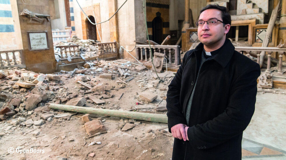 Pater Toni Tahan im Januar 2018 in einer armenisch-katholischen Kirche in Aleppo, die bei einem Angriff durch Bomben zerstörte wurde