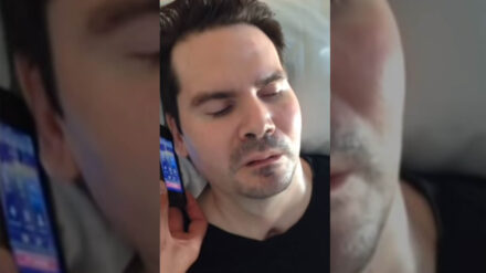 Vor drei Jahren sorgte ein Video für Aufsehen, in dem Lambert scheinbar auf den Anruf seiner Mutter reagiert, seinem Bruder zublinzelt und den Mund bewegt