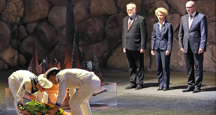 Zeit des Gedenkens: Die damalige Verteidigungsministerin von der Leyen 2015 beim Besuch in „Yad Vashem“ in Israel