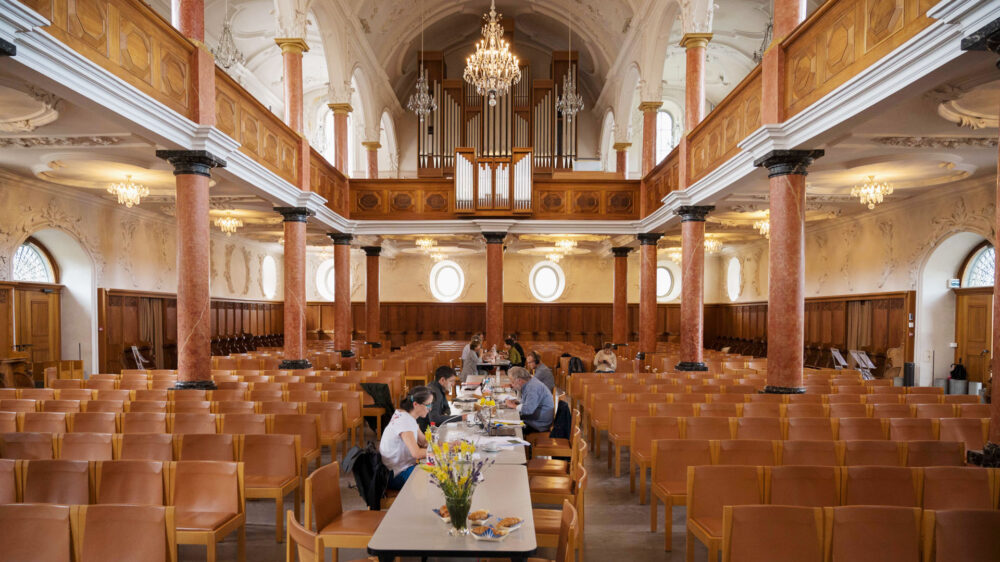 Von Montag bis Mittwoch gingen Journalisten in der St.-Peter-Kirche in Zürich ihrer Arbeit nach