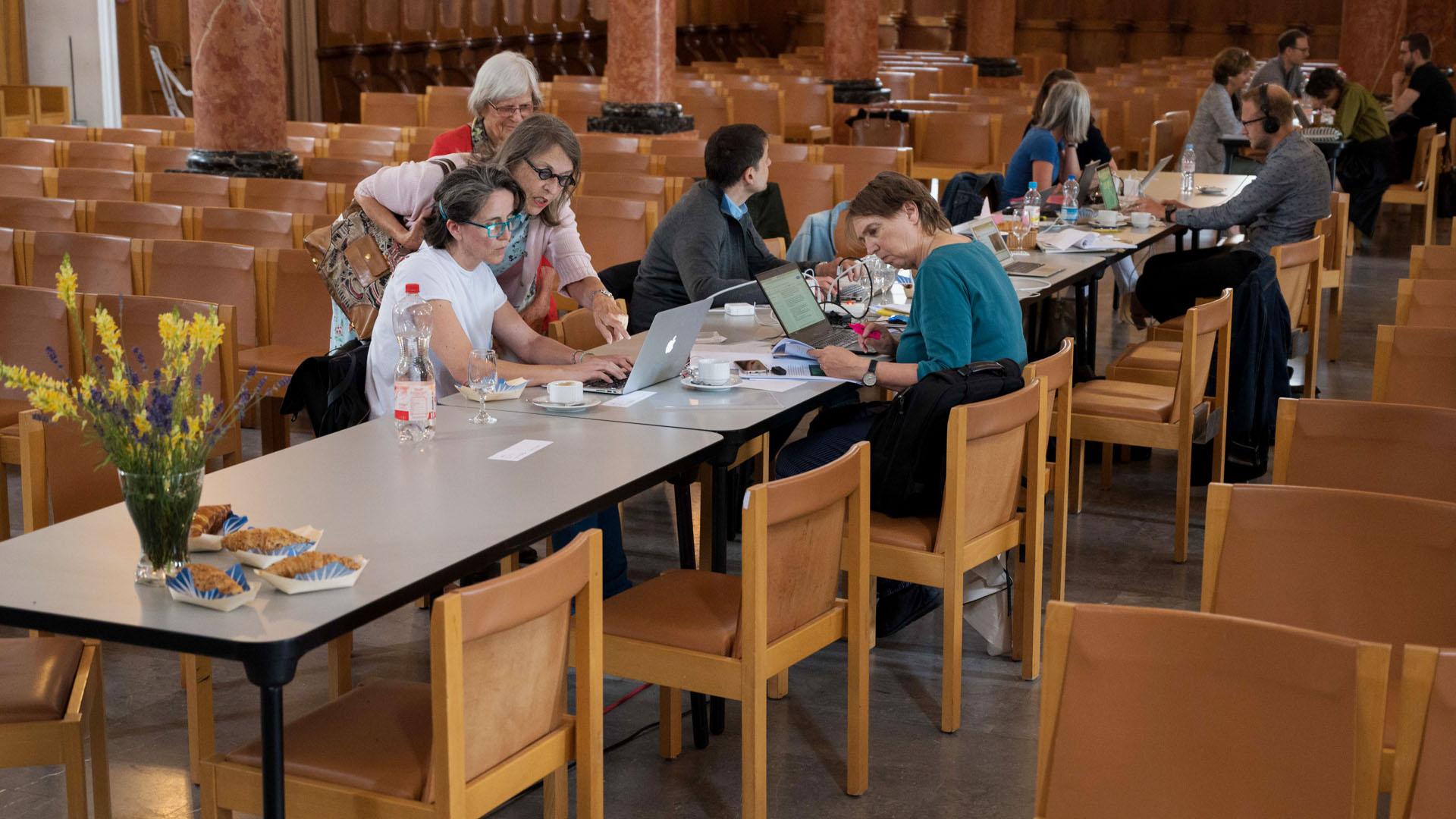 Austausch in der Kirche: Redakteurin Helen Arnet (r., in türkis), Ursula Jenal, eine Leserin des Tagesanzeigers (l., in rosa)