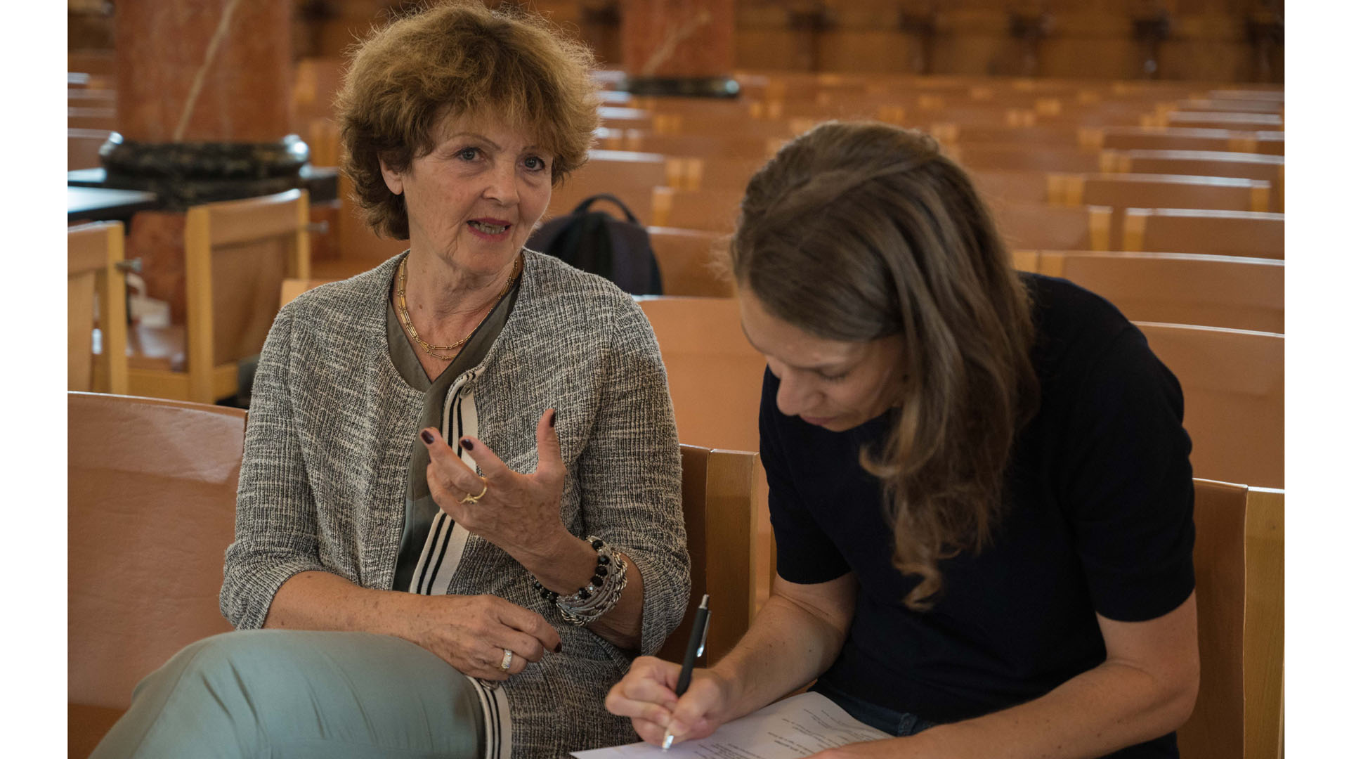 Präsidentin des „Vereins St. Peter“ und Projektleiterin Annina Hess-Cabalzar (l.) im Gespräch