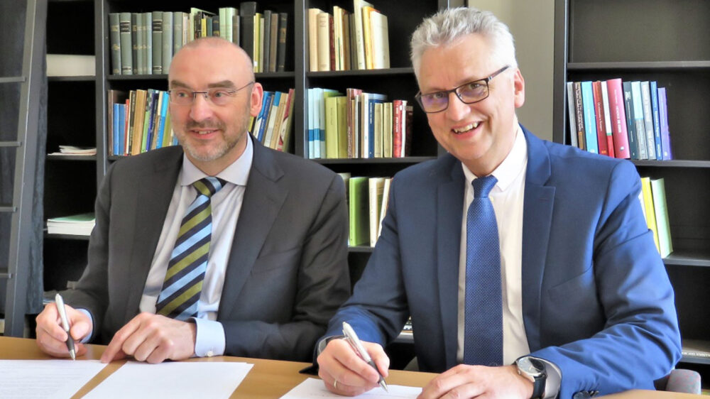 Stephan Holthaus, Rektor der FTH in Gießen (re.), und Roel Kuipen von der Theologischen Universität Kampen haben die Zusammenarbeit per Unterschrift besiegelt