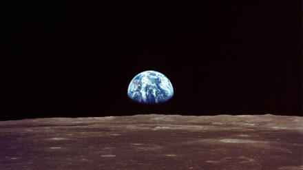 Erdaufgang: ein verletzlicher Edelstein vor schwarzem Himmelsfirmament