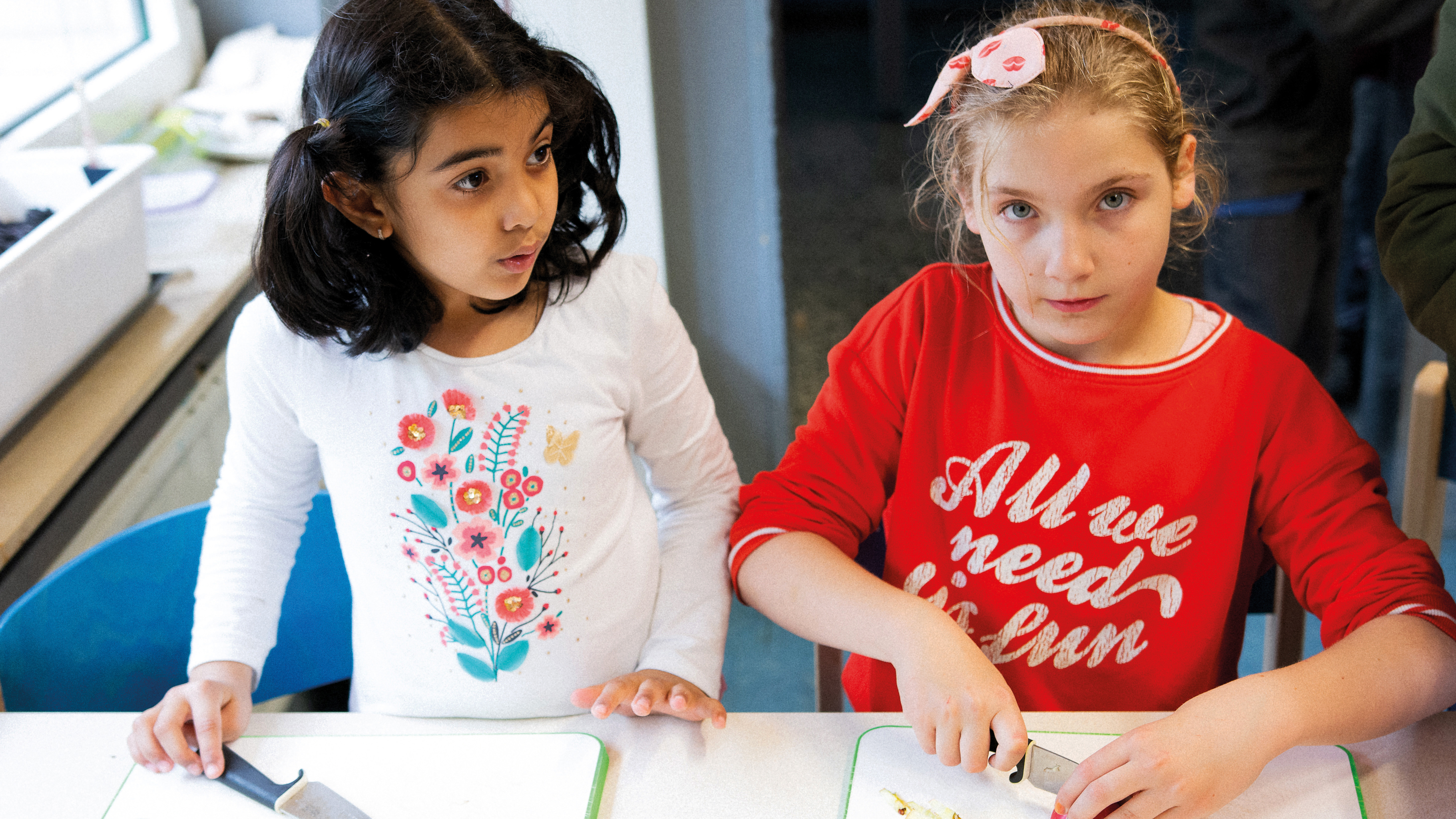 Gesunder Snack: Jeden Tag schneiden die Arche-Kinder frisches Obst