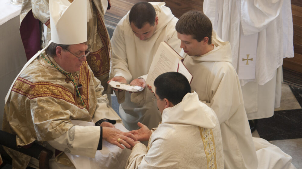 Mit der Priesterweihe verpflichtet sich der neugeweihte Priester zum Zölibat