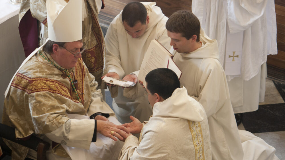 Mit der Priesterweihe verpflichtet sich der neugeweihte Priester zum Zölibat