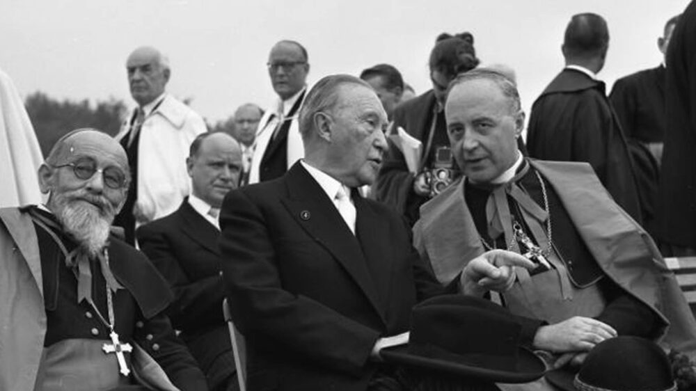 Konrad Adenauer (Mitte) auf dem Deutschen Katholikentag 1956 in Köln zusammen mit Kardinal Joseph Wendel (rechts) und Bischof Karl Christian Weber
