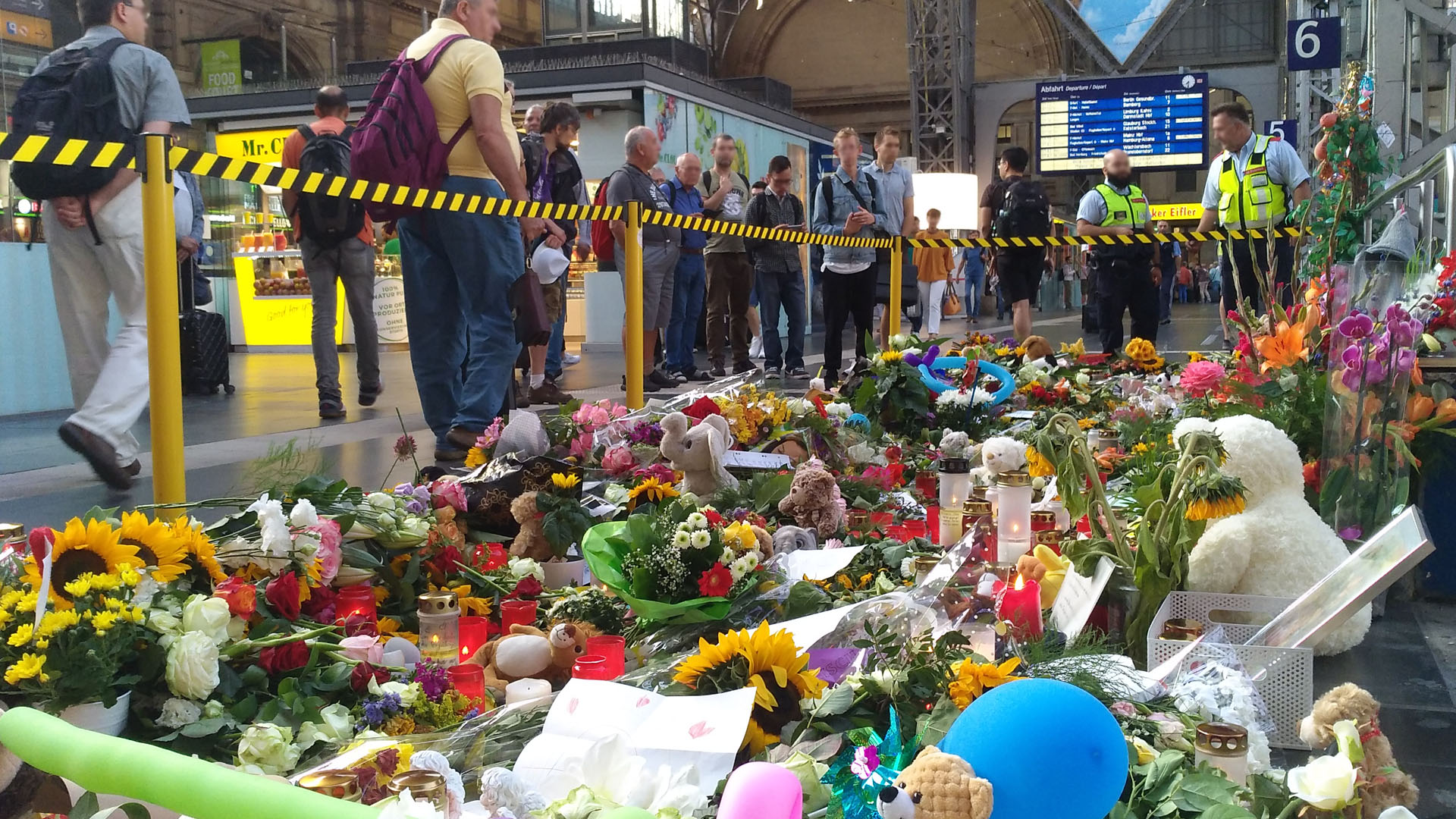 Viele Menschen nehmen im Frankfurter Hauptbahnhof am Tod des vor den Zug gestoßenen Jungen Anteil