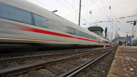 Ein ICE hat am Montag im Frankfurter Hauptbahnhof einen Jungen erfasst (Symbolbild)