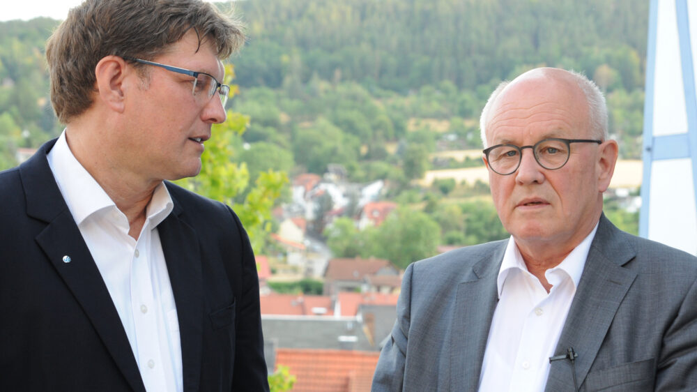 Der CDU-Bundestagsabgeordnete Volker Kauder im Gespräch mit Uwe Heimowski, dem Politik-Beauftragten der Deutschen Evangelischen Allianz