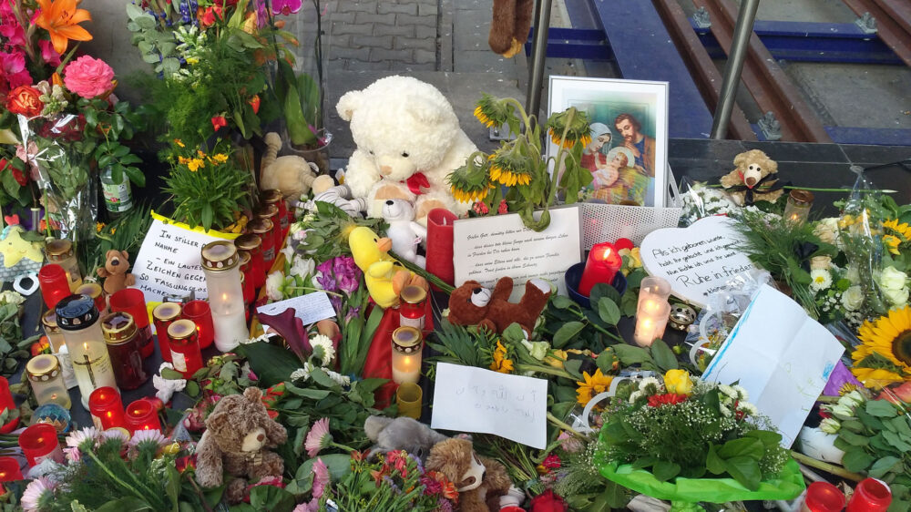 Auch mehrere Tage nach der Tat legen Passanten Blumen und Plüschtiere am Gleis nieder