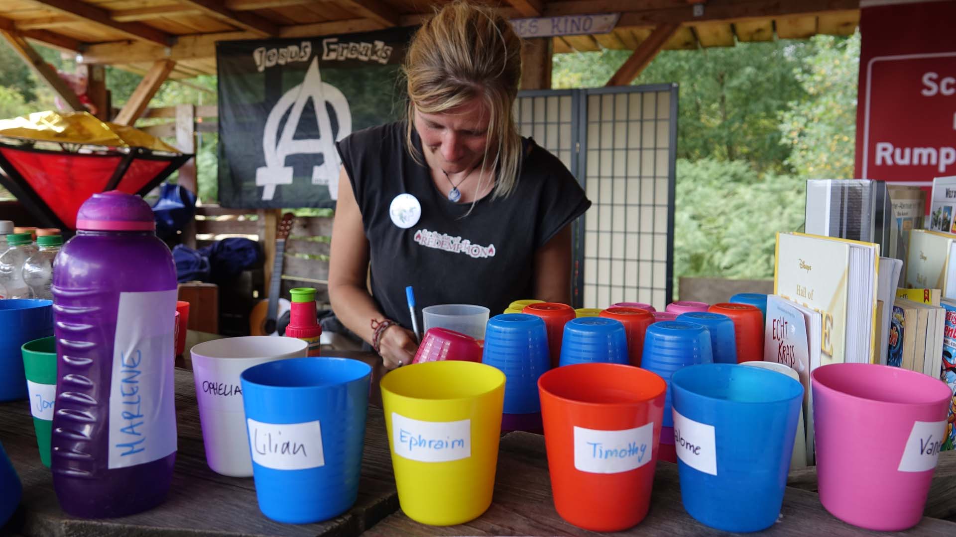 In der „Kinderwelt“ und im „Wild Club“ waren Freiwillige für Jungen und Mädchen von drei bis sechs Jahren beziehungsweise zwischen sechs und 14 Jahren da. Ordnung muss sein: Jedes Kind hat seinen Trinkbecher im „Wild Club“.