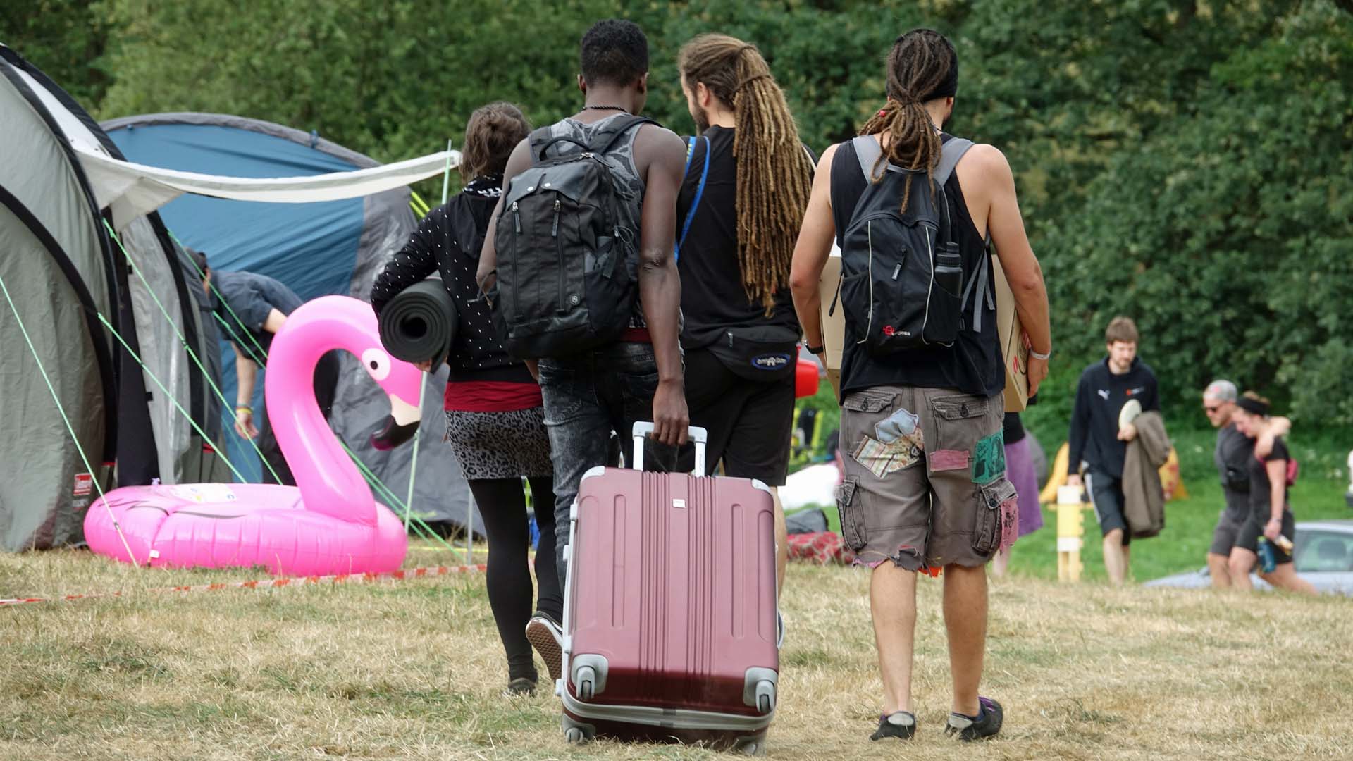 Schweres Gepäck: Mit dem Rollkoffer über den Zeltplatz