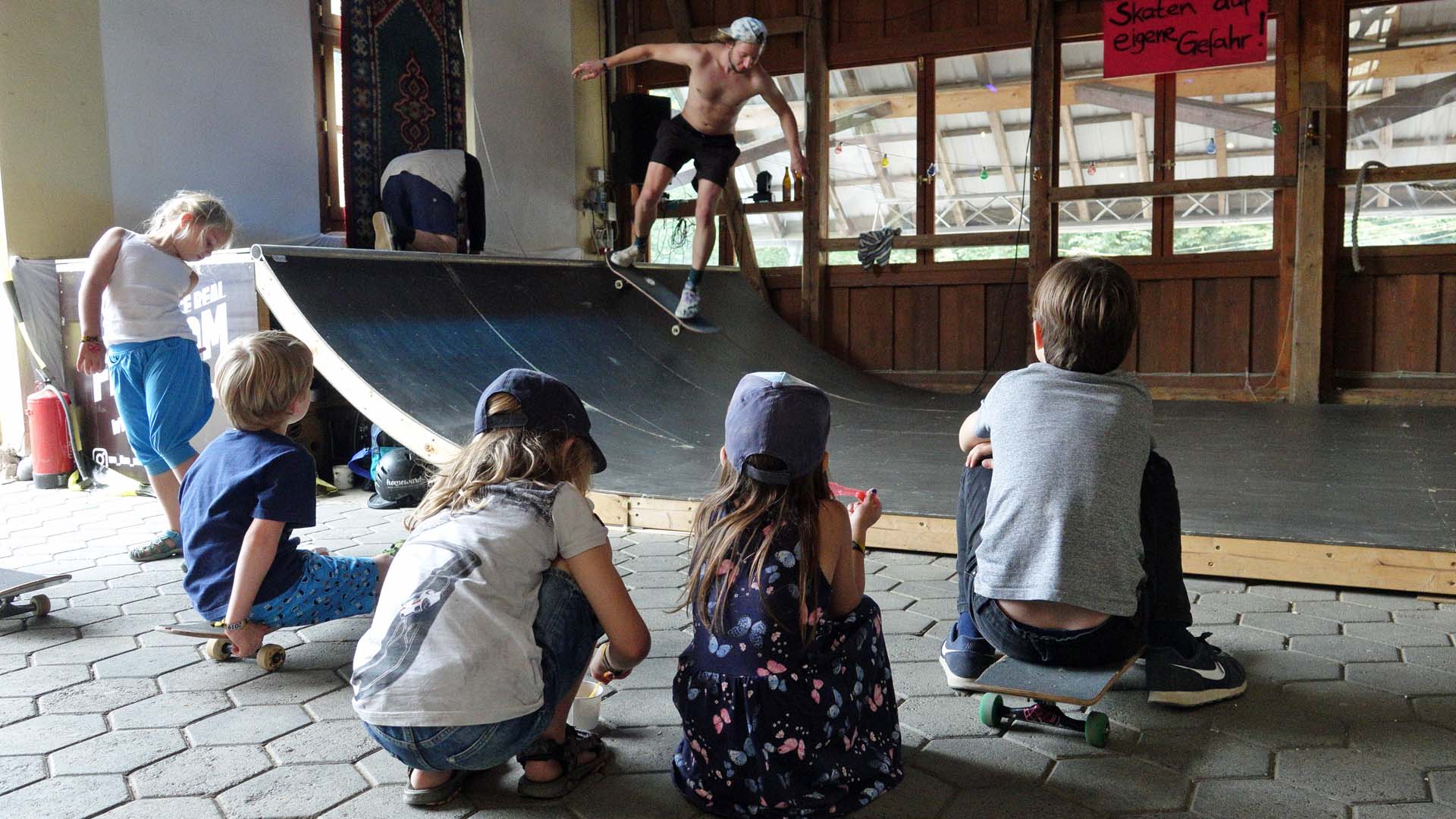 Auch Skaterjungen und -mädchen durften beim Freakstock nicht fehlen. Egal ob Anfänger oder Profi: Vor Ort konnten sie sich neuen Herausforderungen stellen und die Rampe erkunden. Für Neulinge gab es eine anfängerfreundliche Minirampe. Zudem bot das Festival unterschiedliche Contests und Workshops. Der Skater-Nachwuchs stand in den Startlöchern und ließ sich von Tricks inspirieren – in der Gruppe ...