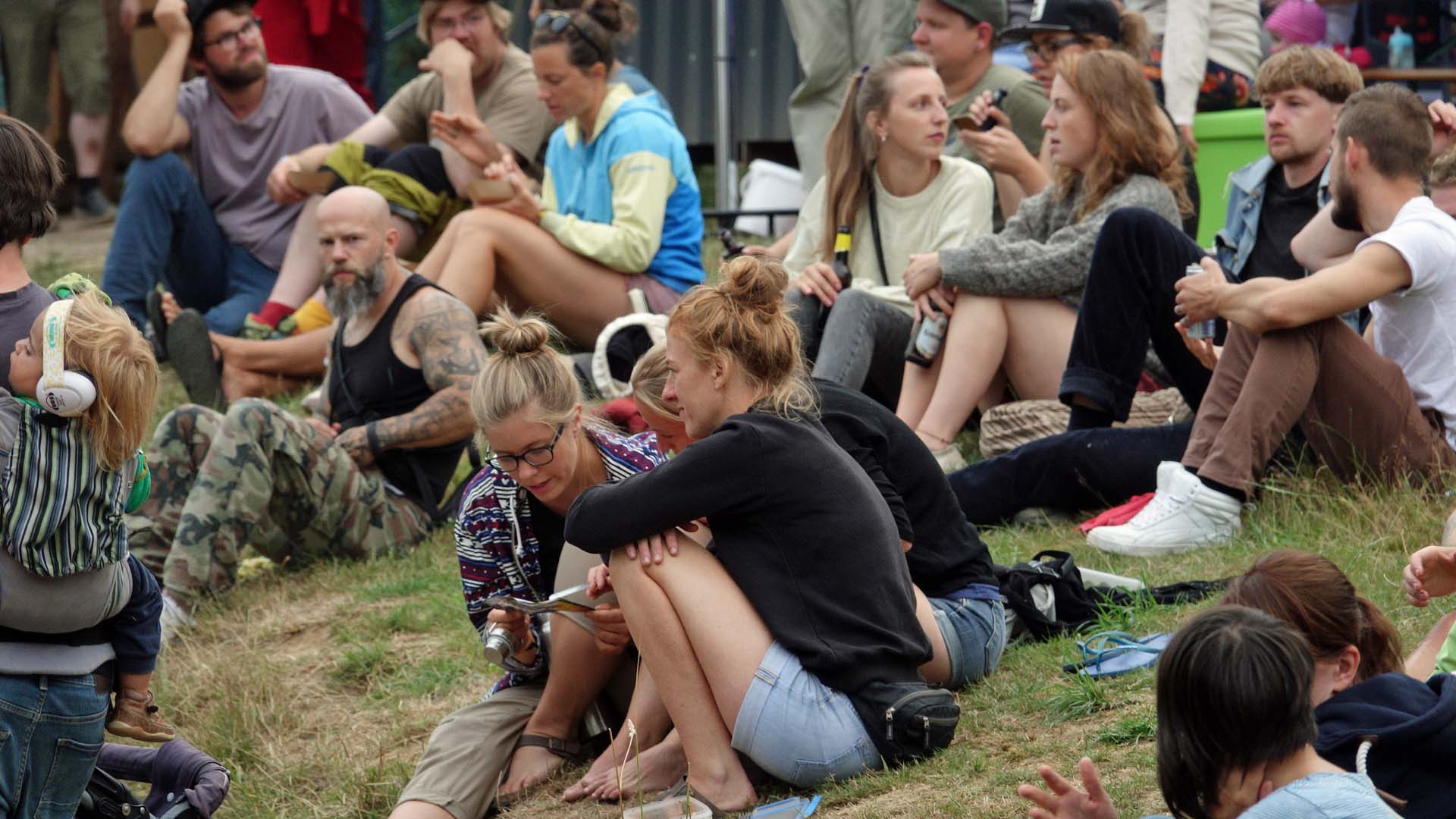 Das Freakstock-Programm studieren und auf der Wiese chillen