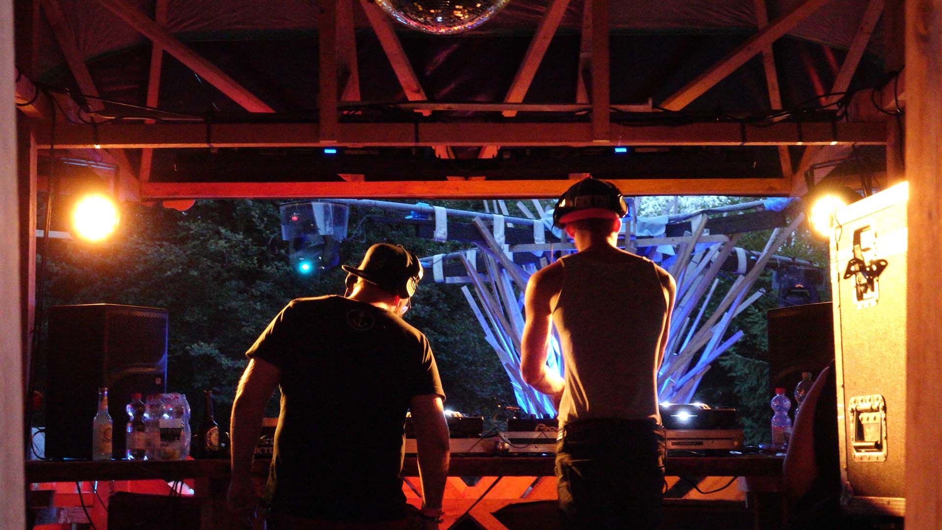 ... abends und nachts heizten DJs den Tanzfreudigen ein